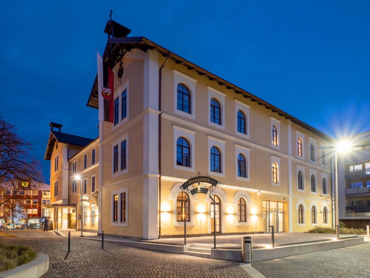 Kirchenwirt Hotel *